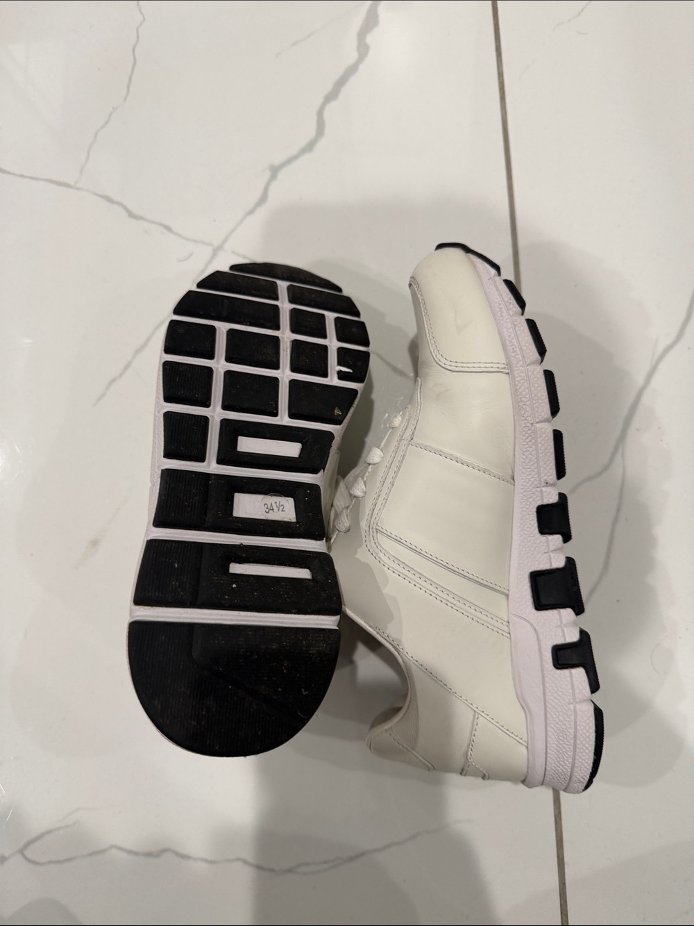 Gucci Off-White Leather Logo Sneakers - Picture 4 of 4